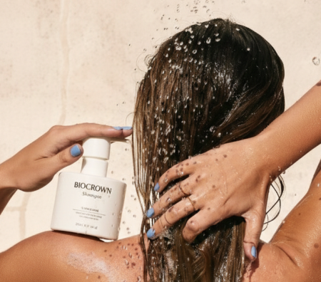 Ces ingrédients puissants offrent des avantages qui vont bien au-delà d'un simple contrôle de l'huile. Le Zinc PCA et la B3 agissent à la fois comme des hydratants profonds et des agents de réparation de la barrière, garantissant que votre cuir chevelu reste résistant face au stress environnemental. L'acide salicylique agit comme un exfoliant clarifiant qui élimine les débris responsables des pellicules, tandis que l'huile d'arbre à thé et le menthol offrent une protection antimicrobienne naturelle et stimulent la circulation sanguine. En fin de compte, ils ne se contentent pas de sécher la graisse, ils optimisent l'ensemble de l'environnement du cuir chevelu pour une croissance des cheveux plus saine et plus forte.